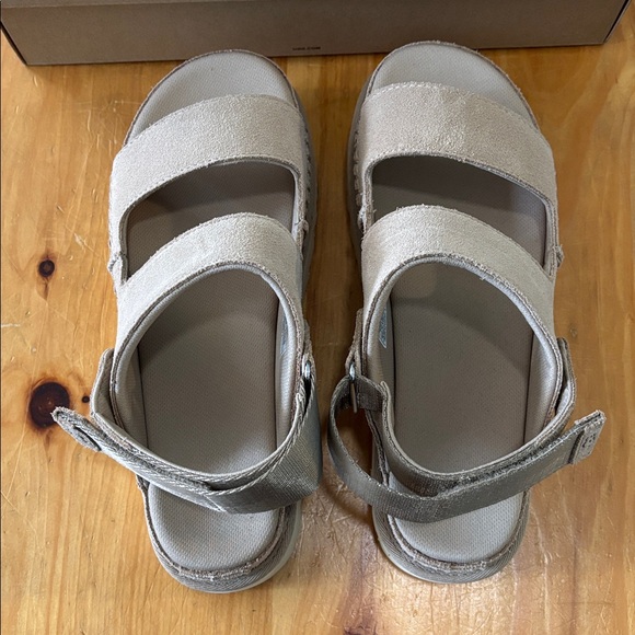 🐏Size 9 - NWT: UGG - Women’s Goldenstar Glide Sandals - Picture 9 of 16